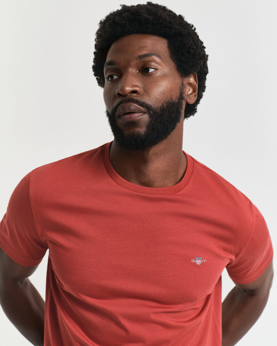 t-shirt con scudo dalla vestibilità regolare - modern rust