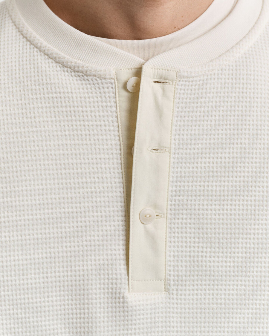 maglietta henley a maniche lunghe con trama a nido dape - crema